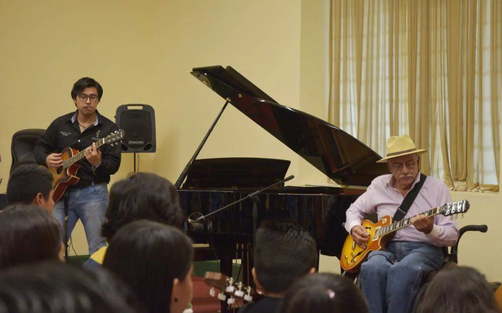 Celebraron la culminación del recital con gran éxito.